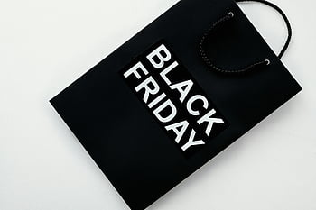 sexta-feira preta, Bolsa de compras, vendas no varejo, descontos em publicidade, fundo liso, Saco de papel preto, foto de close-up, sexta-feira negra ofertas, Vendas de Black Friday, Compras de sexta -feira negra, Descontos de varejo