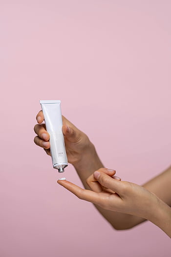 Krim Perawatan Kulit, tabung putih, orang memegang, mengaplikasikan krim, merapatkan, latar belakang merah muda, tangan, produk perawatan kulit, keindahan, pelembab, kosmetik