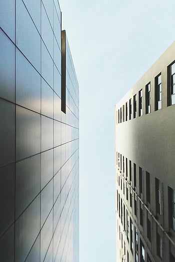 šedé výškové budovy, moderní architektura, Elegantní skleněné fasády, modrá obloha, městské panorama, moderní design, panoráma města, vysoké budovy, architektonická fotografie, městské prostředí, skleněné mrakodrapy