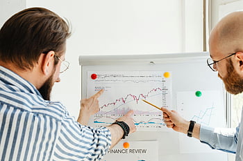 Finanzbewertung, zwei Männer, Geschäftsleute, Finanzdiagramme, Tagesbesprechung, Daten analysieren, Büroeinstellung, Finanzanalyse, Geschäftsdiskussion, Zusammenspiel
