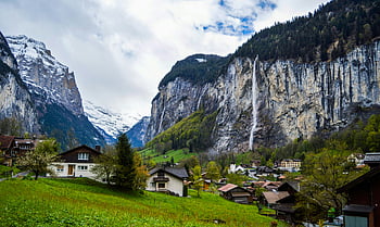 alpské vesnice, lauterbrunnen, švýcarsko, zasněžené hory, vodopád, chaty, čerstvá vegetace, hornatá krajina, malebné, alpské scenérie, švýcarské Alpy