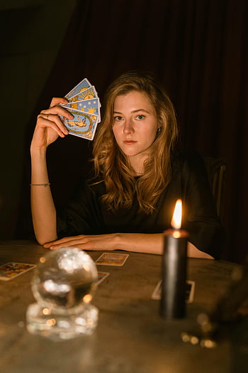 mujer morena, cartas de tarot, cuarto oscuro, Predecir el futuro, vela, bola de cristal, adivinación, místico, esotérico, espiritual, divinidad