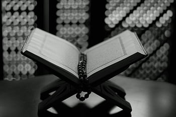 quran, åpen bok, bønneperler, religiøs tekst, svart og hvit, moskeen interiør, hellig bok, Islamsk skrift, Åndelig lesing, Trossymbol, bønnestativ