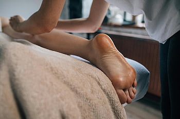 발 마사지, 진정 마사지, 실내 설정, 기분 전환, 자기 관리, 진정 환경, 마사지 요법, 발 관리, 스파 트리트먼트, 이완 기술, 실내 마사지
