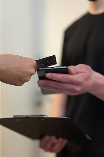 Bezkontaktní platba, Skener smartphonů, kreditní karta, Vnitřní nastavení, Muž v černé košili, černý smartphone, Platební transakce, bezkontaktní transakce, Mobilní platba, Skenování kreditní karty, vnitřní platba