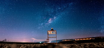 Milchstraße, Sternenhimmel, Kragujevac Serbien, braune hölzerne Beschilderung, blauer Sternenhimmel, faszinierende Ansicht, Nachtfotografie, sternenklare Nacht, Nachthimmel, Holzschild, Sternennachtszene