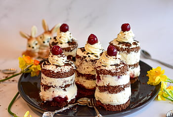 Černý les, koláče, malé koláče, mini koláče, dezerty, pečivo, čokoládový dort, šlehačka, dortík, třešní, krém