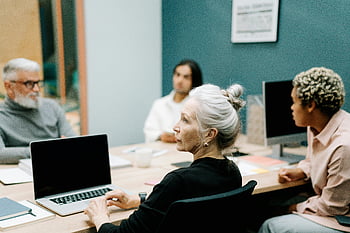 tim multikultural, Meja konferensi, laptop, pertemuan, Wanita dengan sweter hitam, macbook pro, Pengaturan Profesional, Grup Beragam, lingkungan kantor, pekerjaan kolaboratif, pertemuan bisnis