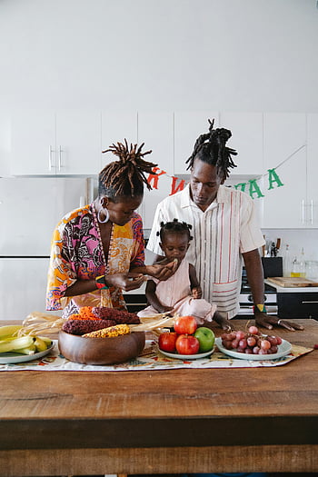 kwanzaa, családi ünneplés, konyha, gyümölcsök megosztása, kötődés, afro-amerikai család, kulturális hagyomány, ünnepi légkör, ünnepi összejövetel, összetartozás, ünneplés