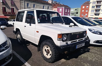 三菱、 パジェロ、 1990年、 2.5 TD、 95 HP、 モンコーレ鉱山、 ホワイトスー、 オフロード車、 駐車中の車、 ナンバープレート、 都会の環境