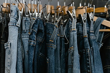 džíny denim, stojan na oblečení, detailní fotografie, Módní témata, maloobchodní témata, závěsné džíny, džínové módy, džíny na stojanu, Denim maloobchod, Detailní džíny, Sbírka džínové
