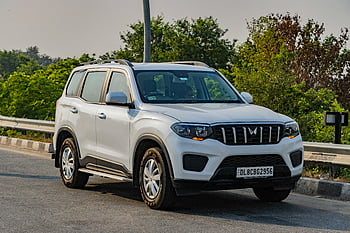 suv bianco, Strada panoramica indiana, SUV Mahindra, autostrada parcheggiata, Deeg India, vegetazione lussureggiante, veicolo all'aperto, viaggio su strada, fotografia di viaggio, Appassionati di auto, sullo sfondo della natura