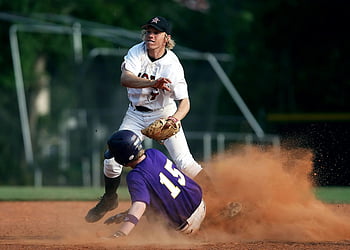 bold, spillere i aktion, dramatisk scene, brunt felt, spil, glidende, støv, sport, action shot, konkurrence, uniformer