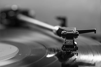 zwart vinyl record, draaischijf, vinylplaat, zwart en wit, detailopname, vintage esthetiek, shure, platenspeler, muziek-, retro, audio