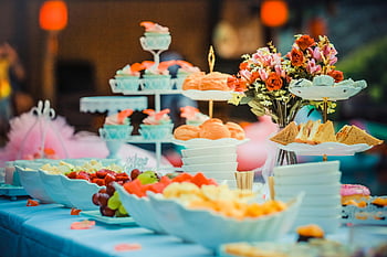 cupcakes, kleurrijke desserts, fruitschaal, vieringtafel, bloemendecor, feestvoedsel, geassorteerde cakes, Catering, zoete lekkernijen, dessertdisplay, feestelijke tafel