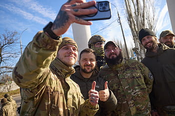 Ukrajina, kherson, Prezident Votodymyr Zelskyy, Servicemens, Státní ocenění, osvobození, Khersonská oblast, vojenský, selfie, skupinové foto, vojáků