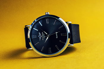 orologio analogico di colore argento rotondo, cinturino nero, Elegante orologio da polso analogico nero, sfondo giallo vibrante, orologio analogico, Faccia di orologio nero, orologio d'argento, orologio da polso, sfondo giallo, cinturino