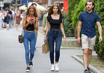 lidé, ulice, chůze, město, městský, neformální, chodník, běžné civilní oblečení, streetwear