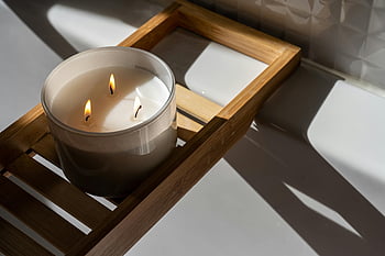 bougie, plateau en bois, réglage minimaliste, bougie allumée, ombres chaudes, ambiance apaisante, décor minimaliste, aux chandelles, surface en bois, décoration de maison, relaxation