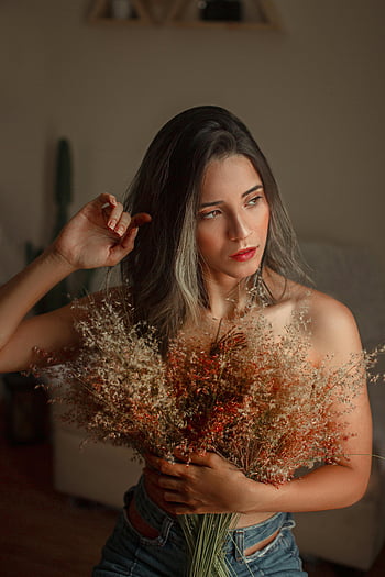 woman, dried flowers, bouquet, indoors, warm mood, intimate mood, posing, casual outfit, natural light, home setting, floral arrangement