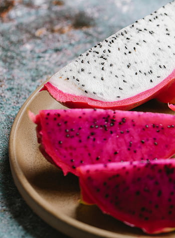 Drachenfrucht, frische Scheiben, lebendige Drachenfrucht, Keramikplatte, Nahaufnahme, Drachenfruchtscheiben, gesundes Essen, Exotische Frucht, rosa Drachenfrucht, Weiße Drachenfrucht, Fruchtphotographie