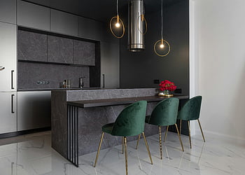 moderne keuken, stijlvol meubels, strak ontwerp, marmeren oppervlakken, eigentijdse keuken, stijlvolle verlichting, Moderne apparaten, Groene stoelen, zwarte kasten, hanglampen, eethoek