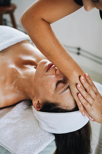 Yüz Masajı, spa deneyimi, Kadın Rahatlatıcı, Sağlık Tedavisi, Sakin Spa, sakinleştirici masaj, yakın çekim, gevşeme terapisi, güzellik bakımı, spa terapisi, yüz bakımı