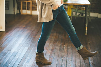 žena chůze, hnědé parketové podlahy, příležitostné boty, džíny denim, s jistotou šlápnutí, uvnitř, modní styl, Neformální outfit, Vnitřní nastavení, sebevědomý krok, ležérní obuv