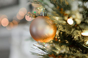 vánoční ozdoba, Zlatý vánoční míč, vánoční strom, Slavnostní světla, detail, Dovolená dekor, vánoční dekorace, zlatý ornament, rozmazané světla, vánoční strom dekorace, Slavnostní atmosféra