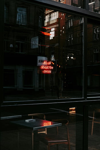 Moderne café, Neon -inskription, glasvæg, Moody Urban, Neonreflektioner, Varm atmosfære, café scene, glasfacade, urban cafe, neon tegn, Hyggelig atmosfære