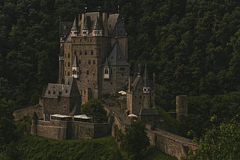 eltz slott, middelalderslott, frodige grønne trær, betong slott, flybilde, Fantastisk arkitektur, historiske landemerke, European Castle, skogkledd landskap, luftfotografering, middelalder arkitektur