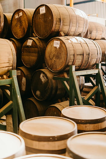 Brązowe beczki, drewniane beczki, Ułożone beczki, destylarnia, Tradycyjna produkcja tequili, beczki tequila, starzejące się beczki, destylarnia tequila, przechowywanie lufy, Metody produkcji tequili
