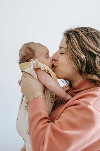 Madre besando bebé, bebé recién nacido, momento precioso, madre cariñosa, maternidad, vínculo familiar, momento tierno, madre e hijo, fotografía de bebé, Conexión emocional, amor de madre