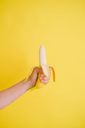 Pisang kupas, Latar belakang kuning yang semarak, makan sehat, tema nutrisi, tangan memegang pisang, pisang matang, Pisang yang tidak dikupas, latar belakang kuning, kulit pisang, makanan sehat, fotografi buah