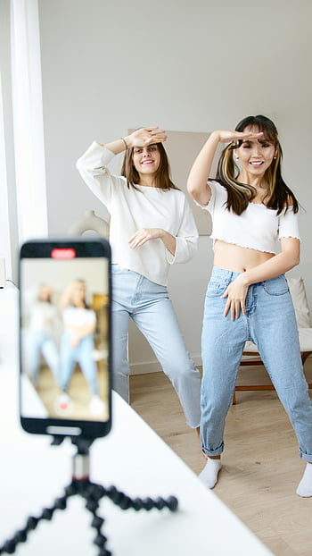 dans eden kadınlar, Beyaz üst, kot pantolon, gündelik kıyafetler, kapalı dans, akıllı telefon kaydı, genç kadınlar, Günlük tarz, dans videosu, ev dansı, gündelik dans