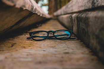 bril, detailopname, rustieke steen, onscherpe achtergrond, stenen oppervlak, close-up foto, brillen, optische bril, buiten instelling, vintage look