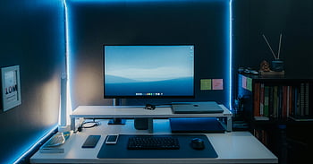 czarny monitor płaskiego ekranu, białe biurko, Konfiguracja biura domowego, Produktywność Obszar Work, światła ledowe, Elegancki design, laptop, monitor komputerowy, nowoczesne biuro, konfiguracja biurka, otaczające światło