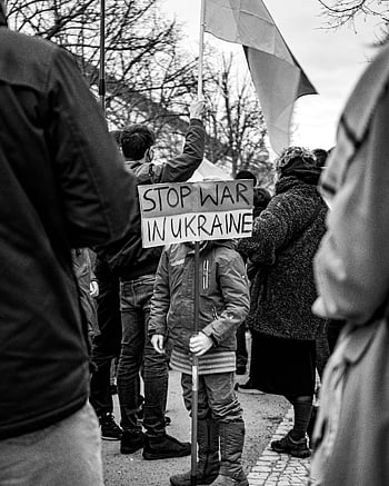 bambino che tiene cartello, protesta in scala di grigi, Protesta di Berlino, Ferma la guerra in Ucraina, Protester per bambini, Dimostrazione contro la guerra, dimostrazione pubblica, protesta pacifica, protesta di strada, fotografia in bianco e nero, protesta urbana