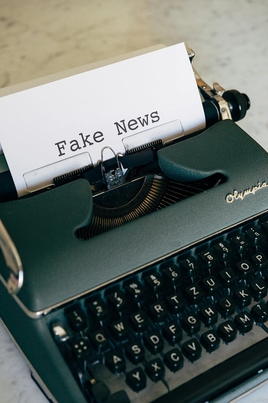 vinobraní psací stroj, falešné zprávy, dezinformace, retro psací stroj, papír v psací stroji, olympia psací stroj, starý psací stroj, klávesnice psacího stroje, text na psacím stroji, psaní psacího stroje, Displej psacího stroje