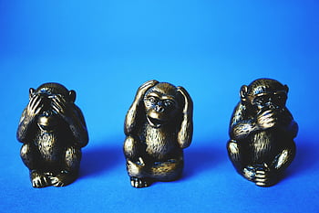 tre scimmie sagge, Figurine di bronzo, non vedere il male, non sentire il male, non dire malvagità, avvicinamento, statue di scimmia, simbolico, sfondo blu, oggetti decorativi, arte delle scimmie
