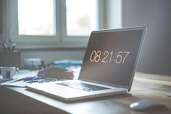 stříbrný macbook pro, Digitální zobrazení času, klidný pracovní prostor, produktivita, soustředit se, laptop na stole, Minimalistický stůl, přirozené světlo, kancelář nastavení, Moderní pracovní prostor, digitální hodiny