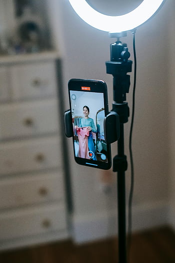 Módní vlog, chytrý telefon, stativ, kruhové světlo, Vnitřní nastavení, ženy nahrávání, Demonstrace šatů, Mobilní natáčení, Stylové nastavení, Nastavení vloggingu, Módní obsah