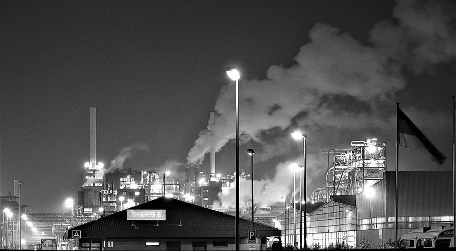 fotografie ve stupních šedi, továrna, průmyslové továrny, vyzařující kouř, noc, Hürth, Německo, Monochromatický pohled, průmyslová scéna, komíny, noční fotografie