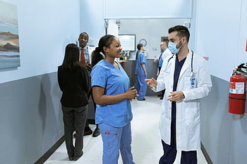 Ärzte, Krankenschwestern, Flur im Krankenhaus, Medizinische Diskussion, Angehörige der Gesundheitsberufe, Medizinische Angelegenheiten, medezinische Angestellte, Mitarbeiter des Gesundheitswesens, medizinisches Gespräch, Krankenhausumgebung