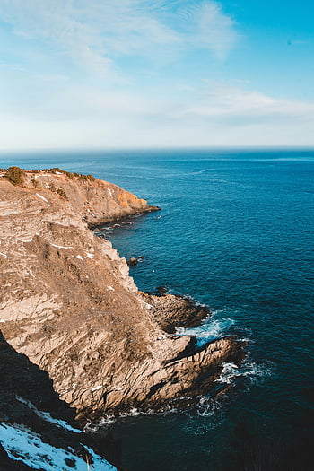 falésia costeira, vista do oceano, céu azul claro, fotografia de paisagem, LEDFORME DE LEDA COSTAL, vasto oceano, vista deslumbrante, costa rochosa, cenário natural, paisagem à beira -mar, Beira do penhasco