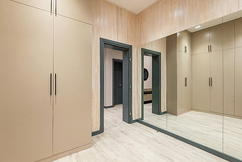 Spaziosa sala, armadi, grande specchio, appartamento, corridoio moderno, stile minimalista, armadi a specchio, interni residenziali, pavimenti in legno, design contemporaneo, interior design
