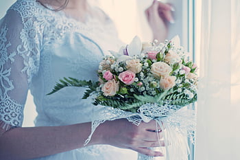 sposa, abito di pizzo, fiori bianchi e rosa, mazzo di rose, romanza, purezza, Bouquet elegante, vestito da sposa, composizione floreale, bouquet da sposa, Dettagli in pizzo