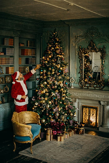 Noel Baba, Noel ağacı, zarif oturma odası, şenlikli tezahürat, tatil süsleri, Noel süsleri, Noel Baba Dekorasyon Ağacı, zarif iç mekan, Noel hediyeleri, şenlikli atmosfer, tatil sezonu