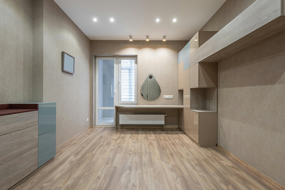 Prostorný pokoj, skříně, dveře, Moderní minimalista, dřevěné podlahy, Elegantní svítidla, Vzhled interiéru, současný prostor, čisté linky, neutrální barvy, Vestavěné police
