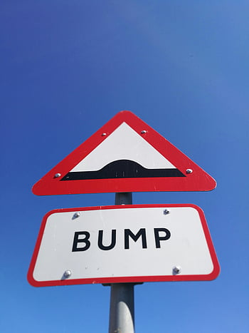 Výstražná značka na silnici, slunečný den, jasné modré nebe, detail, Bump Sign, dopravní značka, varovná cedule, Road Bump, bezpečnost na silnicích, venkovní znamení